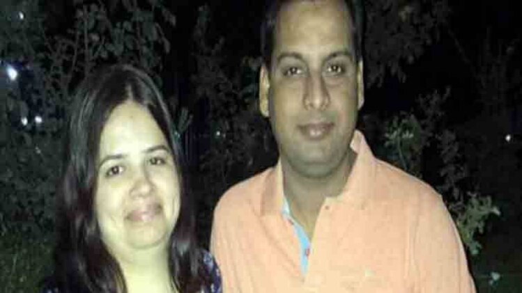 मृतक विवेक तिवारी और उनकी पत्नी (क्रेडिट, फेसबुक)