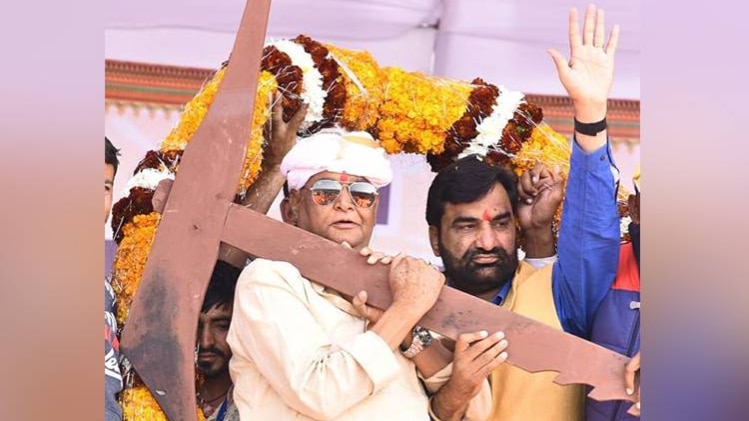 बाड़मेर रैली में किरोड़ीलाल के साथ हनुमान बेनीवाल