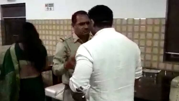 मेरठ में बीजेपी पार्षद ने दरोगा को पीटा (फोटो - पुनीत )