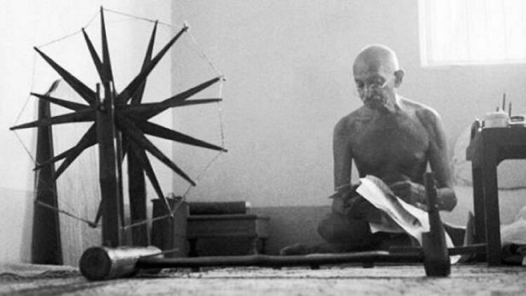 चरखा के साथ महात्मा गांधी 