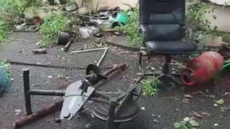 घर के बाहर तोड़फोड़ (फोटो-ANI)