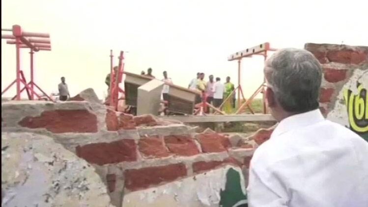 त्रिची में विमान की टक्कर से टूटी दीवार (फोटो- ANI)