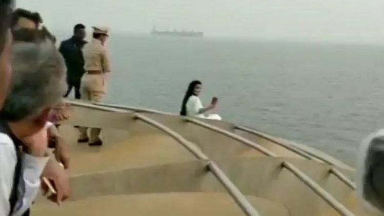 सेल्फी लेतीं सीएम की पत्नी अमृता