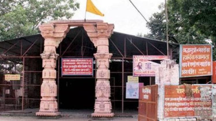 राम मंदिर को लेकर आमरण अनशन पर बैठे संत परमहंस दास को जबरन उठाया गया (फाइल फोटो: पीटीआई)