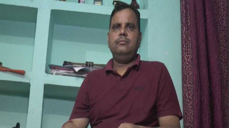 अधिकारी पुष्पेश कुमार (फोटो-रोहित कुमार, aajtak.in)