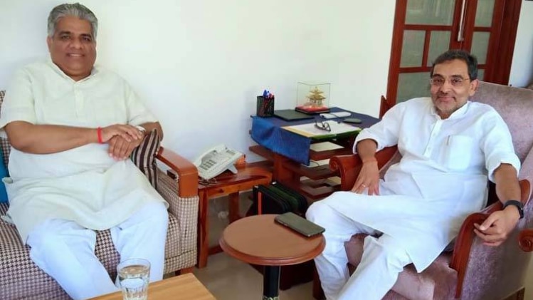 बिहार बीजेपी प्रभारी भूपेंद्र यादव और केंद्रीय मंत्री उपेंद्र कुशवाहा (फोटो-ट्विटर हैंडल)
