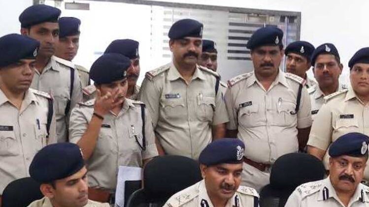 मामले में जानकरी देती पुलिस 