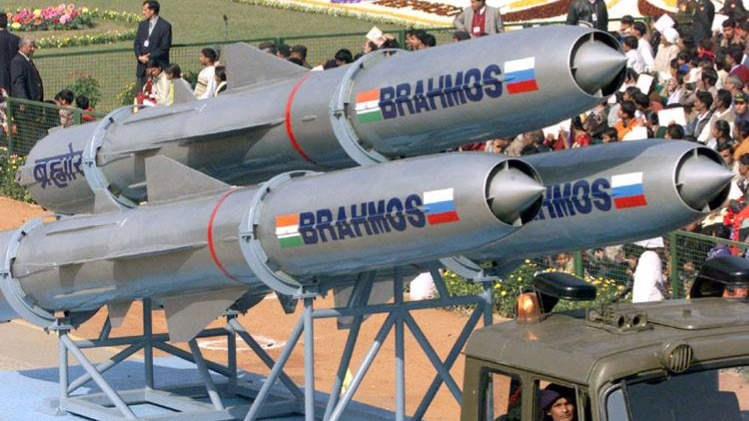 भारतीय सुरक्षा में सेंध लगाने के लिए हनीट्रैप का सहारा ले रहा पाक. (सांकेतिक फोटो- रायटर्स)