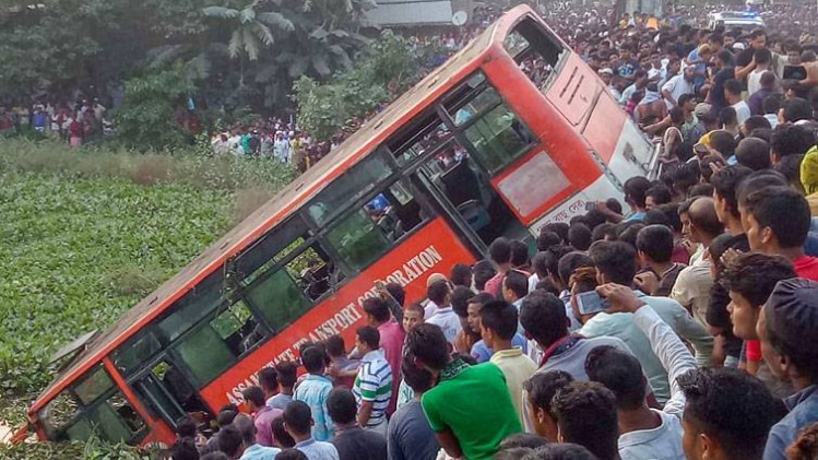 तालाब में गिरने से हुआ हादसा (फोटो-PTI)