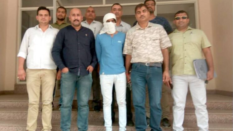 पुलिस पकड़े गए बदमाश से पूछताछ कर रही है (फोटो- हिमांशु)