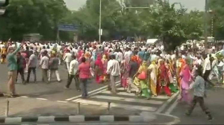 सफाई कर्मचारियों ने किया प्रदर्शन (फोटो- ANI)