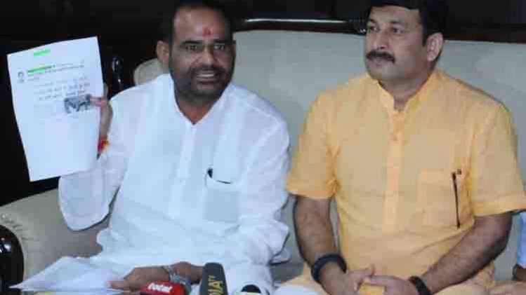 रमेश बिधूड़ी और मनोज तिवारी (फोटो-रमेश बिधूड़ी ट्विटर)