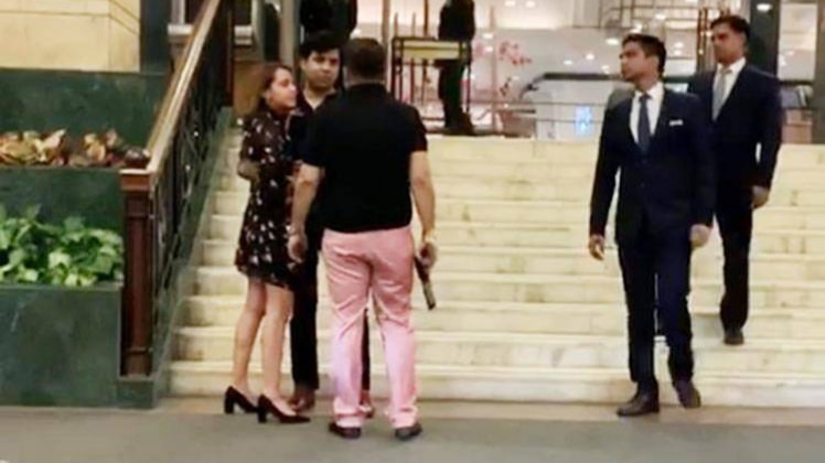 वायरल वीडियो से लिया गया स्क्रीन शॉट (गुलाबी पैंट में आशीष पांडे)