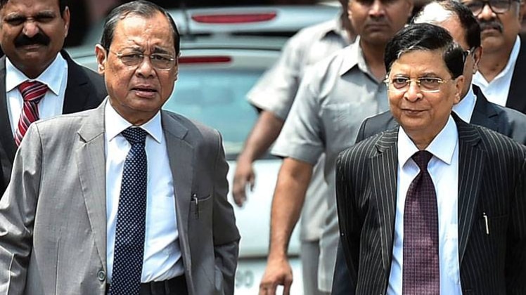 मौजूदा CJI दीपक मिश्रा, होने वाले CJI रंजन गोगोई (फाइल फोटो, PTI)