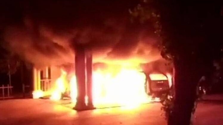 संदीपानंद गिरी के आश्रम पर वाहनों को किया आग के हवाले (फोटो-ANI)