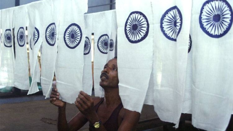 गुवाहाटी की फैक्ट्री में राष्ट्रीय ध्वज का निर्माण (प्रतीकात्मक तस्वीर) 