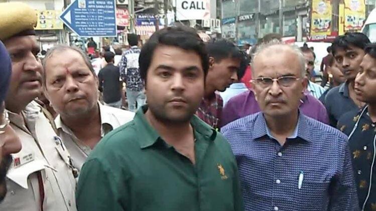 गफ्फार मार्केट में लूट (फोटो-अनुज मिश्रा)