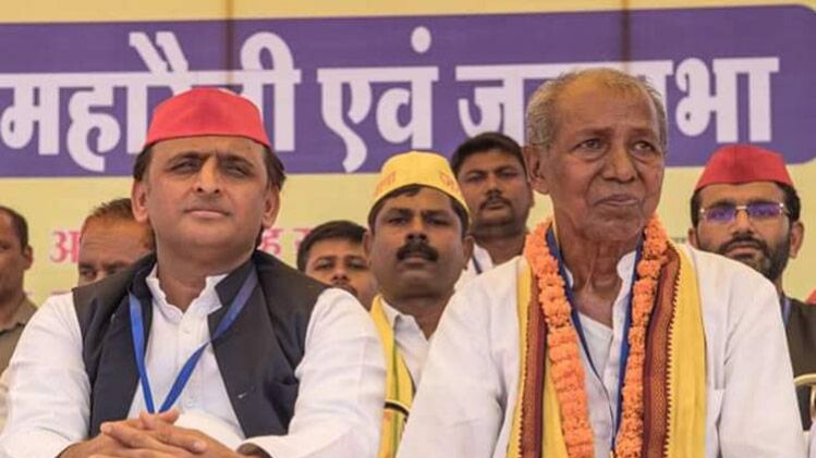 अखिलेश यादव और गोंडवाना गणतंत्र पार्टी के संयोजक हीरा मरकाम (फाइल फोटो: ट्विटर @yadavmulayamsp)