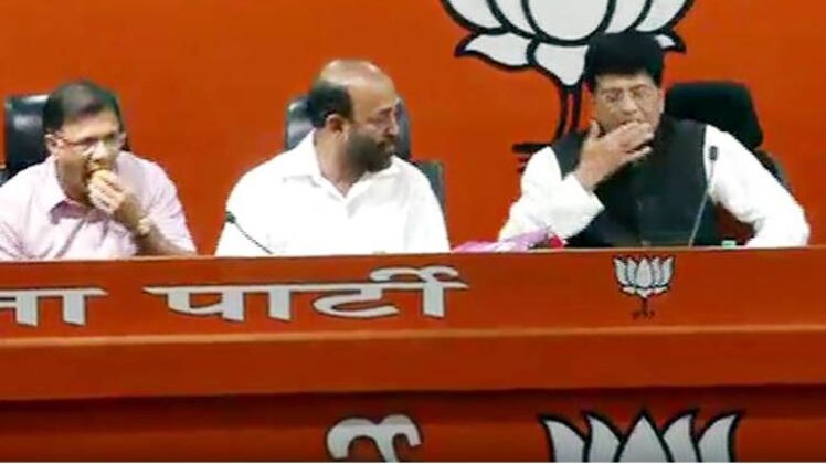 प्रेस कॉन्फ्रेंस के दौरान पीयूष गोयल