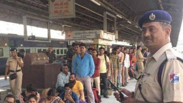 गुजरात से पलायन की तस्वीर