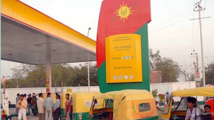 सीएनजी की कीमतें बढ़ने से ट्रांसपोर्ट की लागत भी बढ़ सकती है (फाइल फोटो: PTI)
