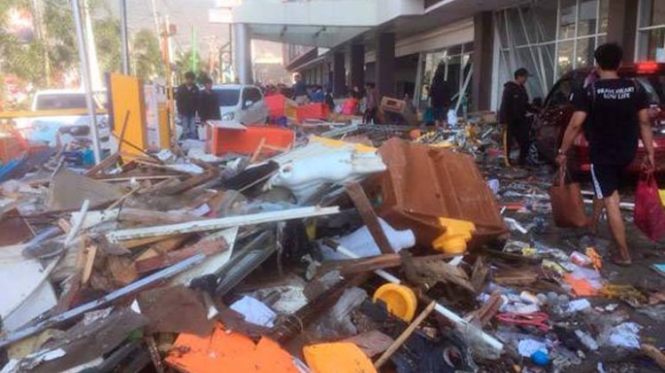 सुनामी और भूकंप ने मचाई तबाही (फोटो- AP)