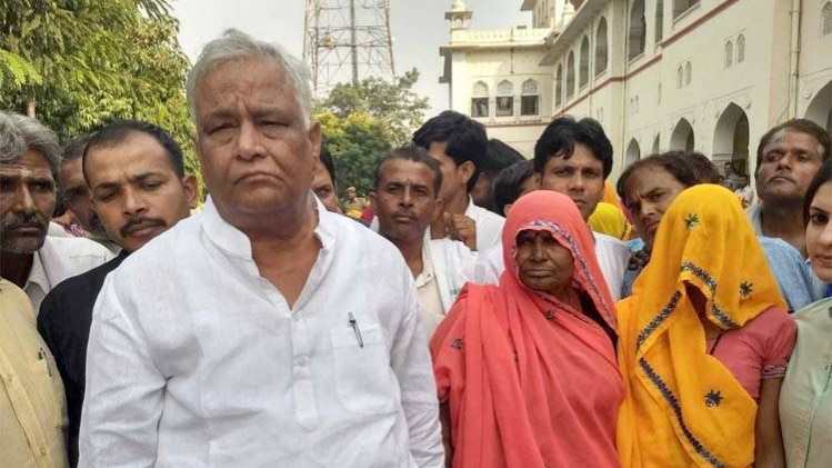 पीड़ित महिलाओं के साथ किरोड़ी लाल मीणा (फोटो-शरत कुमार)