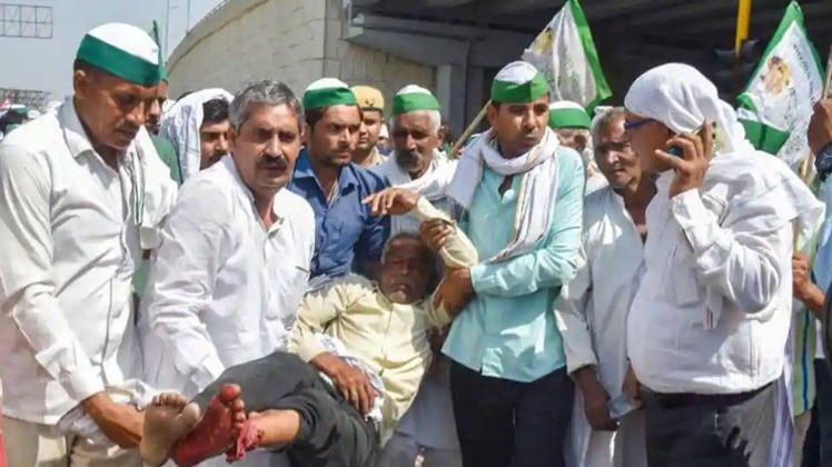 भारतीय किसान यूनियन के प्रदर्शन में पुलिस की लाठी से घायल किसान (फोटो-PTI)