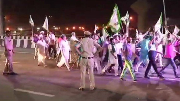 दिल्ली में दाखिल होते किसान (फोटो-ANI)