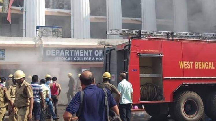 मौके पर दमकल गाड़िया (आजतक फोटो- इंद्रजीत कुंडू)