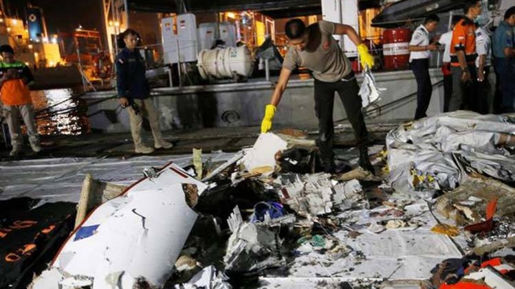 हादसे का शिकार हुए विमान का मलबा (फोटो-रॉयटर्स)