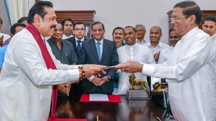 महिंदा राजपक्षे और श्रीलंका के राष्ट्रपति मैत्रीपाला सिरिसेना (फोटो- टि्वटर)