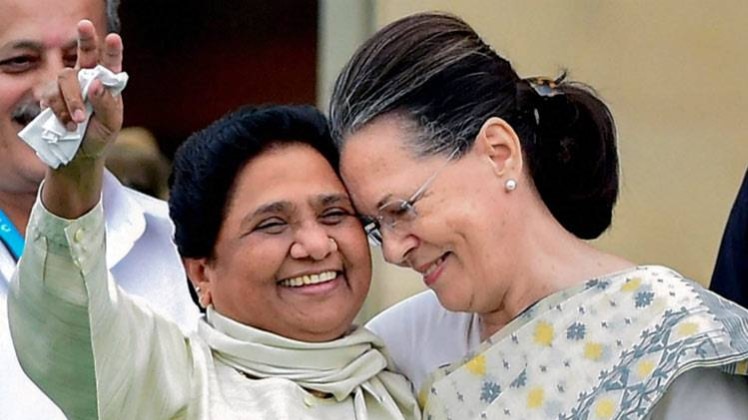 23 मई को कर्नाटक में मुख्यमंत्री के शपथ ग्रहण समारोह में मायावती और सोनिया गांधी. PTI