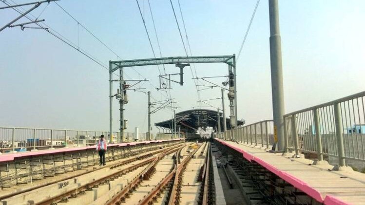 पूर्वी द‍िल्ली के ल‍िए इसी ट्रैक पर दौड़ेगी मेट्रो ट्रेन (Photo: aajtak)