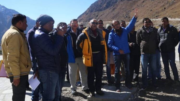 प्रोजेक्ट्स का जायजा ले रहे हैं अधिकारी (फोटो -मंजीत नेगी )