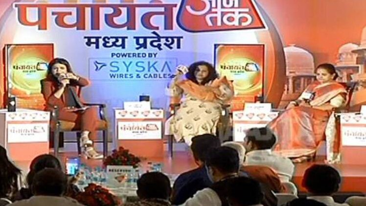 आजतक पंचायत में शोभा ओझा और अर्चना चिटनिस (फोटो-Aajtak)