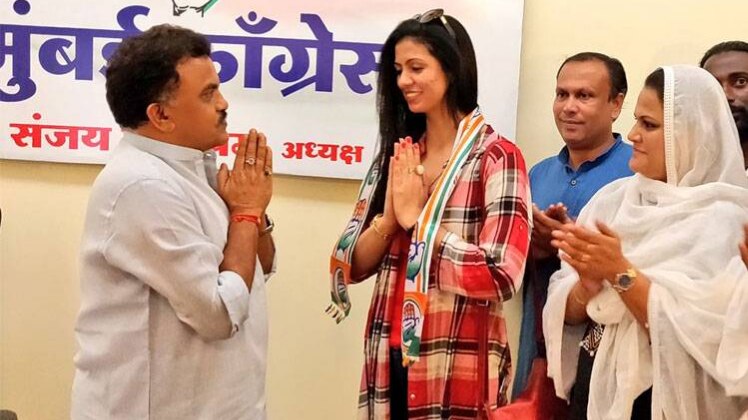 कांग्रेस में शामिल हुईं हसीन जहां (फोटो- Mumbai Congress)
