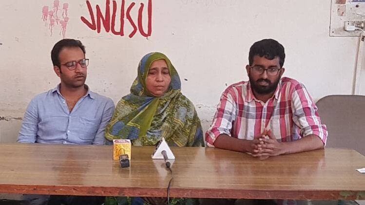 जेएनयू के छात्र नजीब की मां नफीस फातिमा और छात्रसंघ अध्यक्ष एन साईं बालाजी 