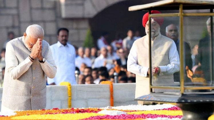 राजघाट पर प्रधानमंत्री नरेंद्र मोदी (PIB)