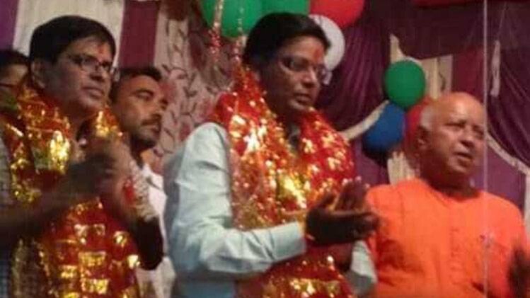 दुर्गा पूजा में शामिल नवादा डीएम व अन्य (फोटो- कन्हैया शर्मा)