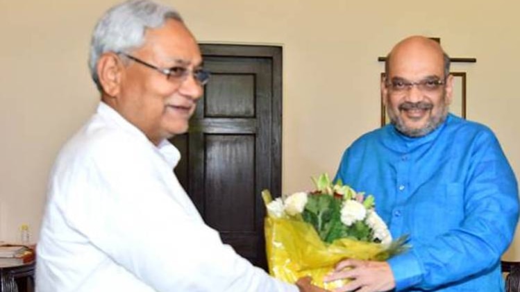 नीतीश कुमार और अमित शाह (फोटो-twitter)