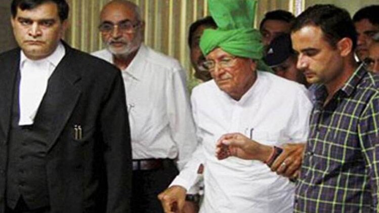 ओम प्रकाश चौटाला (बीच में) परिवार का टकराव खुलकर सामने आया (फाइल फोटो: PTI)