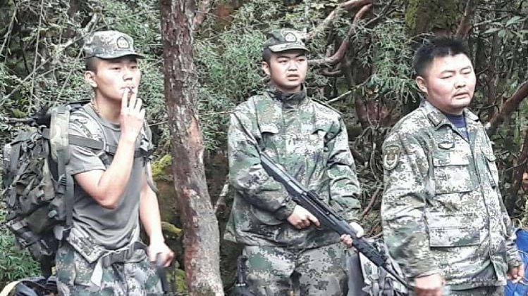 अरुणाचल में चीनी सैनिक (फोटो-आजतक मनोज्ञा लोइवाल, मंजीत नेगी)