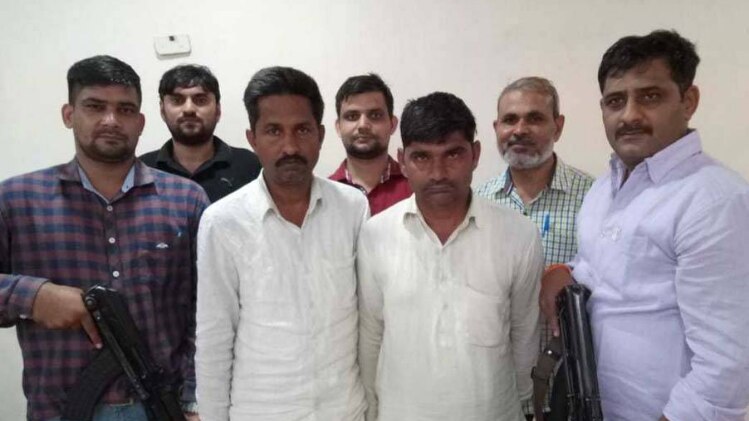 पुलिस की गिरफ्त में आरोपी (फोटो- अनुज मिश्रा)