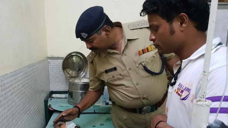 बच्चियों का हालचाल लेता पुलिसकर्मी