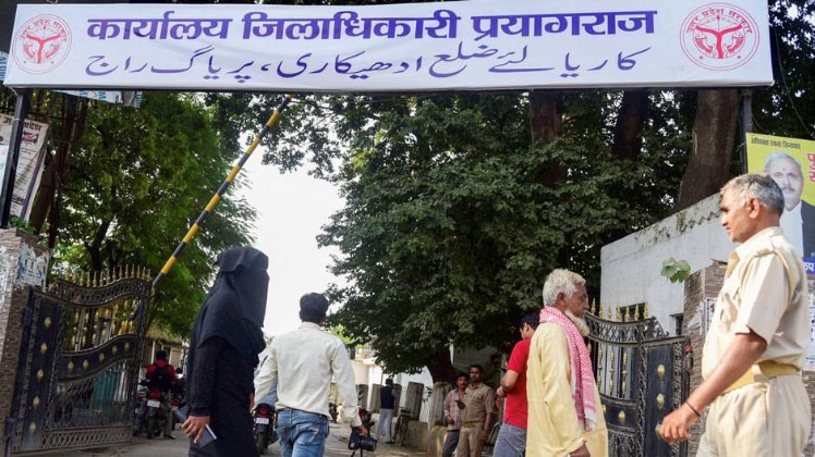 डीएम दफ्तर के बाहर की तस्वीर, फोटो क्रेडिट- पीटीआई