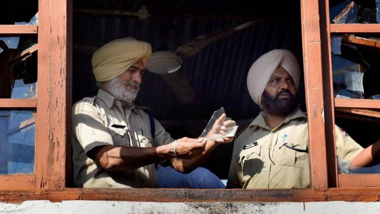 हादसे के बाद तोड़फोड़ का जायजा लेती पुलिस (फोटो-PTI)