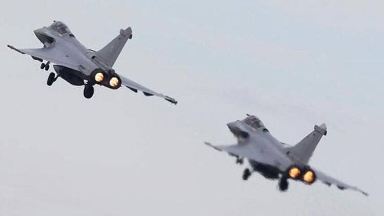 राफेल विमान सौदे पर घमासान जारी (फोटो- PTI)