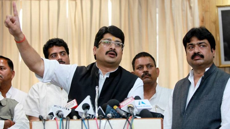 राजा भैया और अक्षय प्रताप सिंह (फोटो-फाइल)