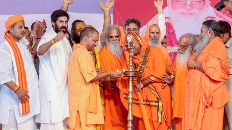 अयोध्या में साधू-संतों के साथ योगी आदित्यनाथ (फोटो क्रेडिट, PTI फाइल)